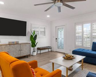 Tropical Oasis with Heated Pool and Cabana Bar - أواكلاند بارك - غرفة معيشة