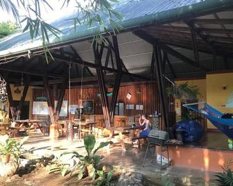 Luminosa Uvita Hostel - Uvita - Patio