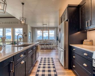The Farmhouse @Michaels Way--Your Place to Stay - Corvallis - Kitchen