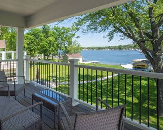Serene 4-bedroom Lake House in Pewaukee-Hot Tub! - Pewaukee - Balkon