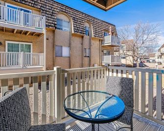 2-Bedroom Apartment In Denver/ Tech Center With Desk & Balcony - Denver - Balcón