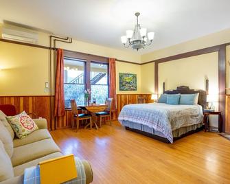 Victoria Falls Guest House - Nelson - Bedroom