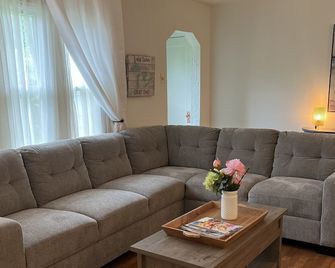 3 minutes to Lake Michigan on Lake Michigan Wine Trail - Coloma - Living room