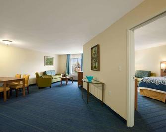 Days Inn & Suites by Wyndham Altoona - Altoona - Huiskamer