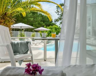 أوتل لا فوريستير - بيسكاروس - حوض السباحة