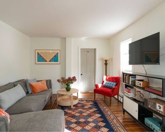 Lovely cottage on quiet country road in Millerton, New York, on 23 acres. - Millerton - Living room