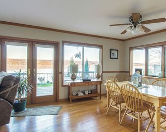 Just Us - Private Waterfront Home on Seneca Lake. Dog Friendly! - Dundee - Dining room