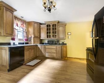 Secluded Getaway with Hot Tub, Cliffs on 5-acre Ravine in Hocking Hills - Lancaster - Cozinha