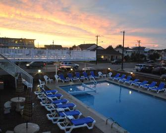 Your Summer Escape Awaits!!! Walking distance to the pristine WWC beaches!!! - Wildwood Crest - Piscina