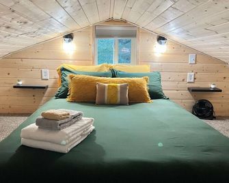 Mt. Marathon Cozy cabin 3 of 3 brand new build - Seward - Bedroom