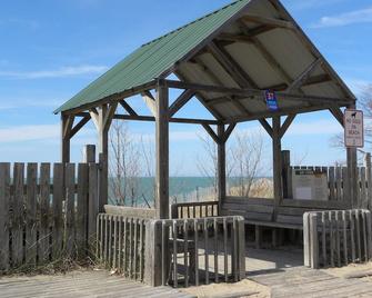 Cozy Cottage with Guest House, 15 minute walk to the beach and Pet Friendly. - Michigan City - Patio