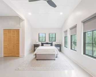Fair Oaks Farmhouse - Lafayette - Bedroom
