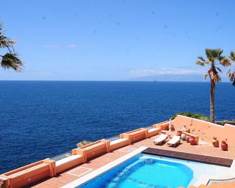 Spacious 5-bedroom villa in First line location, stunning views, Total privacy - Callao Salvaje - Pool