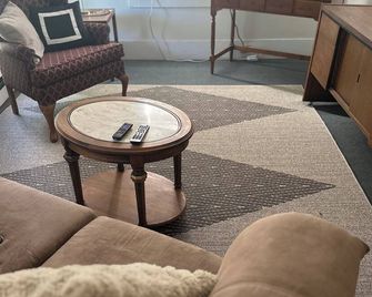 Spacious 4-bedroom apartment with AC, WiFi in charming Plattsburgh - Plattsburgh