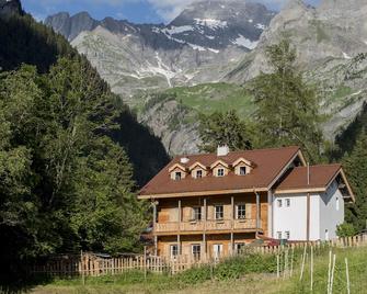 Riversong Centre Thermal - Bex - Building