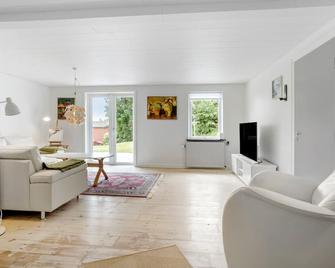 Lovely Home In Højslev With Wifi - Højslev - Wohnzimmer