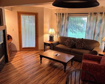 The Lodge at Leathem Smith - Sturgeon Bay - Living room