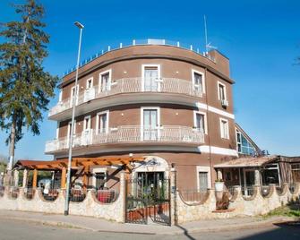 Hotel Riesco - Cesano - Gebouw