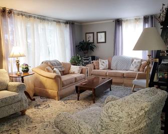 Executive Style Private Upper Apartment Walk to Village Amenites - East Aurora - Living room