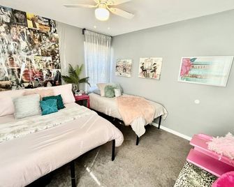 SelfieBnb | Great for Content Creation & Selfies - Eastpointe - Bedroom