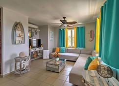 Tropical Caribbean Bungalow w\/ Ocean Views & Pool - Manatí - Living room