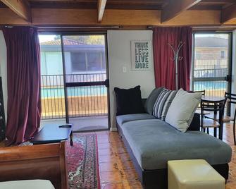 Stylish Cozy Swimming Pool Facing Self-Contained Room No 2 in delightful Windsor - Windsor