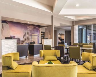 La Quinta Inn & Suites by Wyndham Shreveport Airport - Shreveport - Lounge