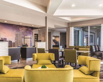 La Quinta Inn & Suites by Wyndham Shreveport Airport - Shreveport - Lounge