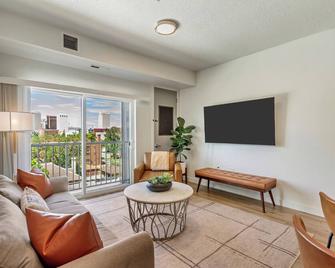 Downtown Slc 1br/1ba King Suite W/ Equipped Kitchen + Queen Sleeper + Gym - Salt Lake City - Living room