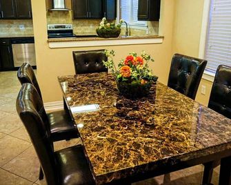350k Home, 5 BDR, Up to 16 guest, Middle of Town - Templar - Sugar Land - Dining room