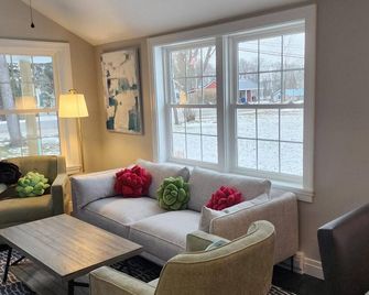 Enjoy the Lake Views from this adorable completely remodeled home in Angola NY. - Angola - Sala de estar