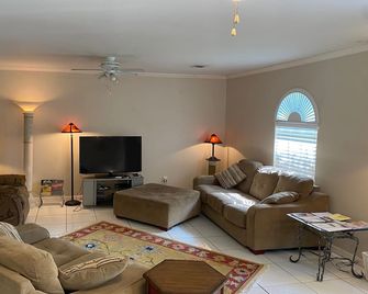Vintage Vero Bungalow - Vero Beach - Living room