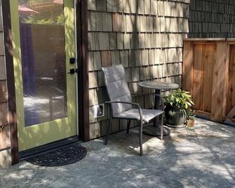Sweet Studio, Private Patio. Close to park, disc golf, tennis, etc. 30 day min. - San Luis Obispo - Patio