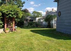 The Flat at Philmont Avenue - Cranston - Outdoors view