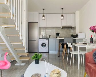 Pink Flamingo 1-BR apartment in Larnaca - Larnaca - Kitchen