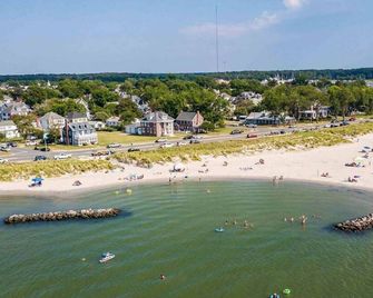 Oyster Oasis, Modern Loft in Historic Downtown - Cape Charles - Strand