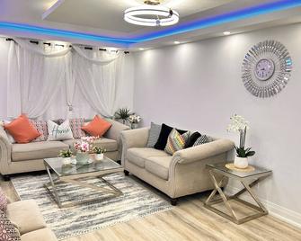 Super Luxury Family Home - 3 Bedrooms, 1 Full Bathroom and 1 Half Washroom with Free Parking, Wifi, Netflix - Toronto - Sala de estar