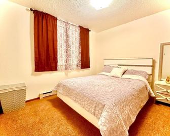 Long -terms Stays and Short-term Terms Stays, Sleeps up to 10 people and pets. - Moorhead - Bedroom