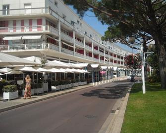 BEAUTIFUL 1st floor apartment with independent entrance in a very quiet, central neighborhood. - Royan - Bâtiment