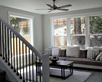 Modern, new and close to lake - Lake Oswego - Living room