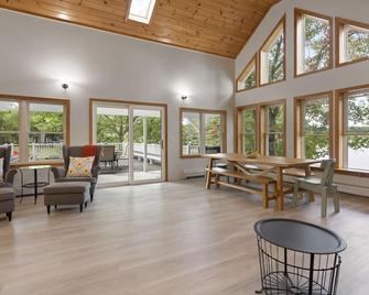 Lakeside Living w\sandy beach, gas fireplace -easy 25 minute commute to Portland - Gray - Living room