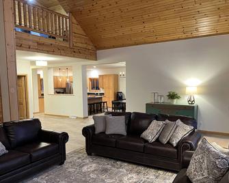 Remodeled Secluded 7 bedroom Lodge in the heart of Black Bay on Lake Vermilion - Orr - Sala de estar