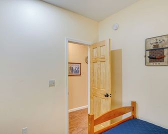 Charming Darien Hideaway with Porch, Near Downtown! - Darien - Flur