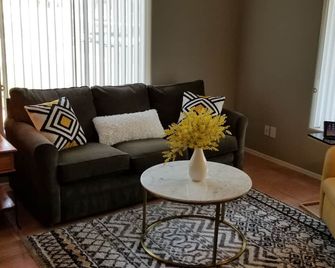 January just Opened! - Fountain Hills - Living room