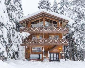 Unique home with hot tub, 2 kitchens, fireplace & game room - near lifts - Girdwood - Bâtiment