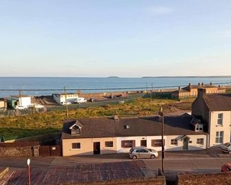 Sleeps 6 - 100mfrombeach - Ocean View Balcony - Youghal