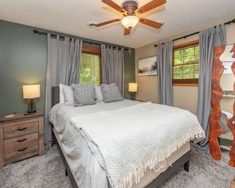 Intimate Dog Friendly Cabin w/ Fire Pit - McHenry - Habitación