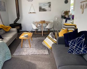 Serene near the sea - Waitara - Living room