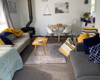 Serene near the sea - Waitara - Living room