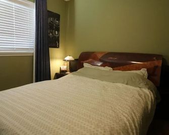 Arbutus violet room - Vancouver
